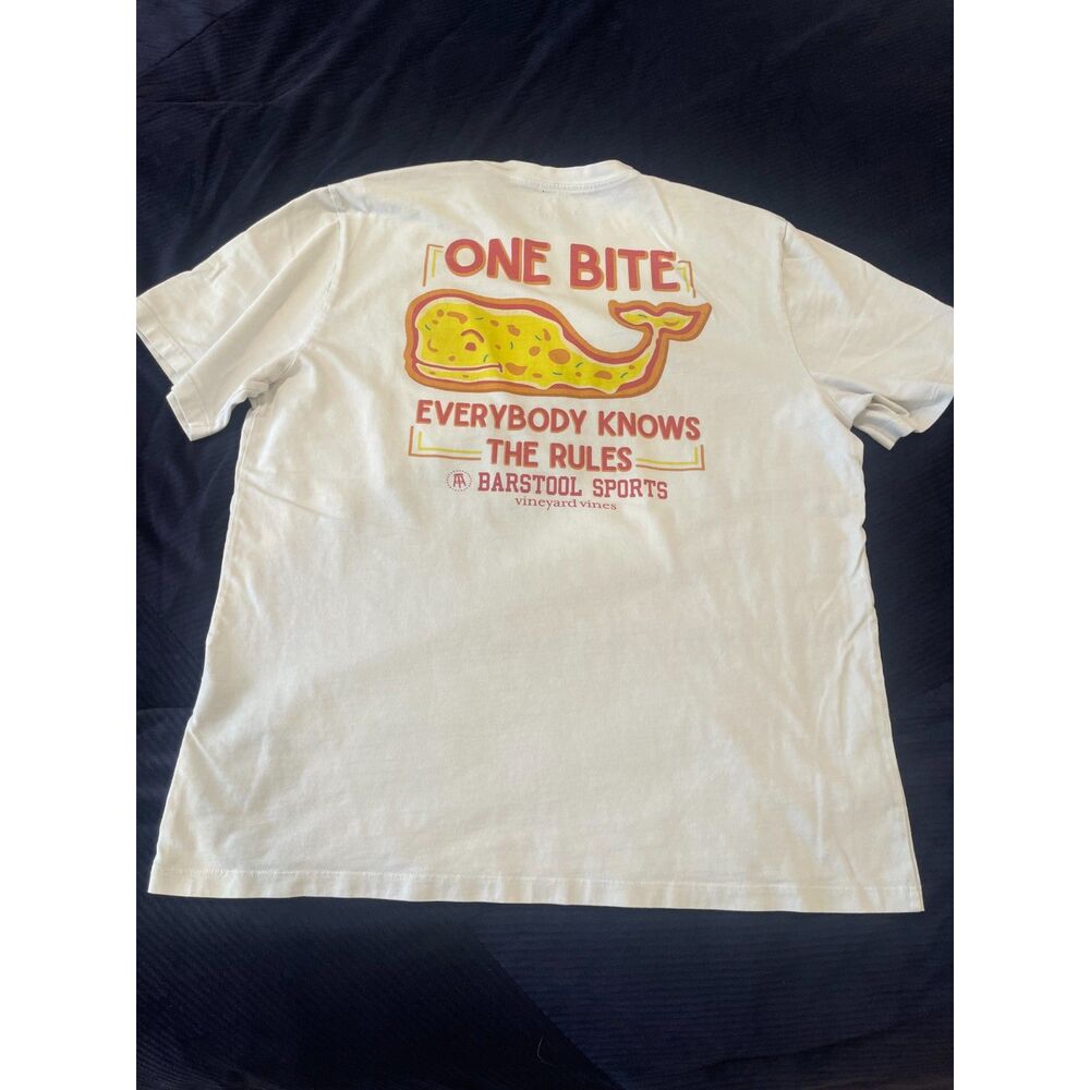 Vineyard Vines x Barstool One Bite Pocket T-Shirt Men's Medium White Pizza Whale